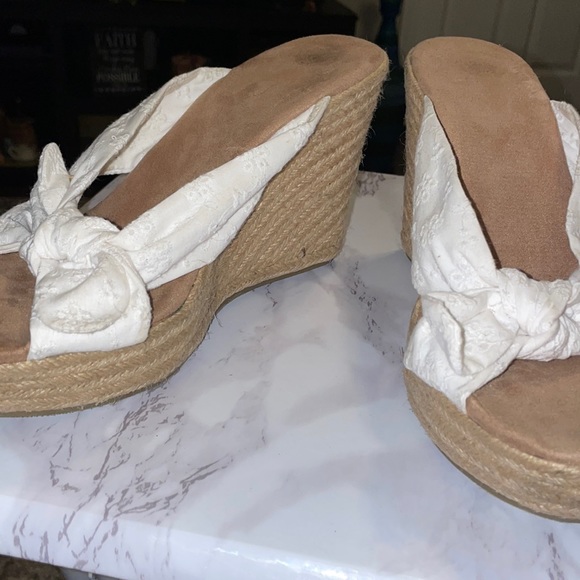 Adorable white laced bow wedges - Picture 2 of 7